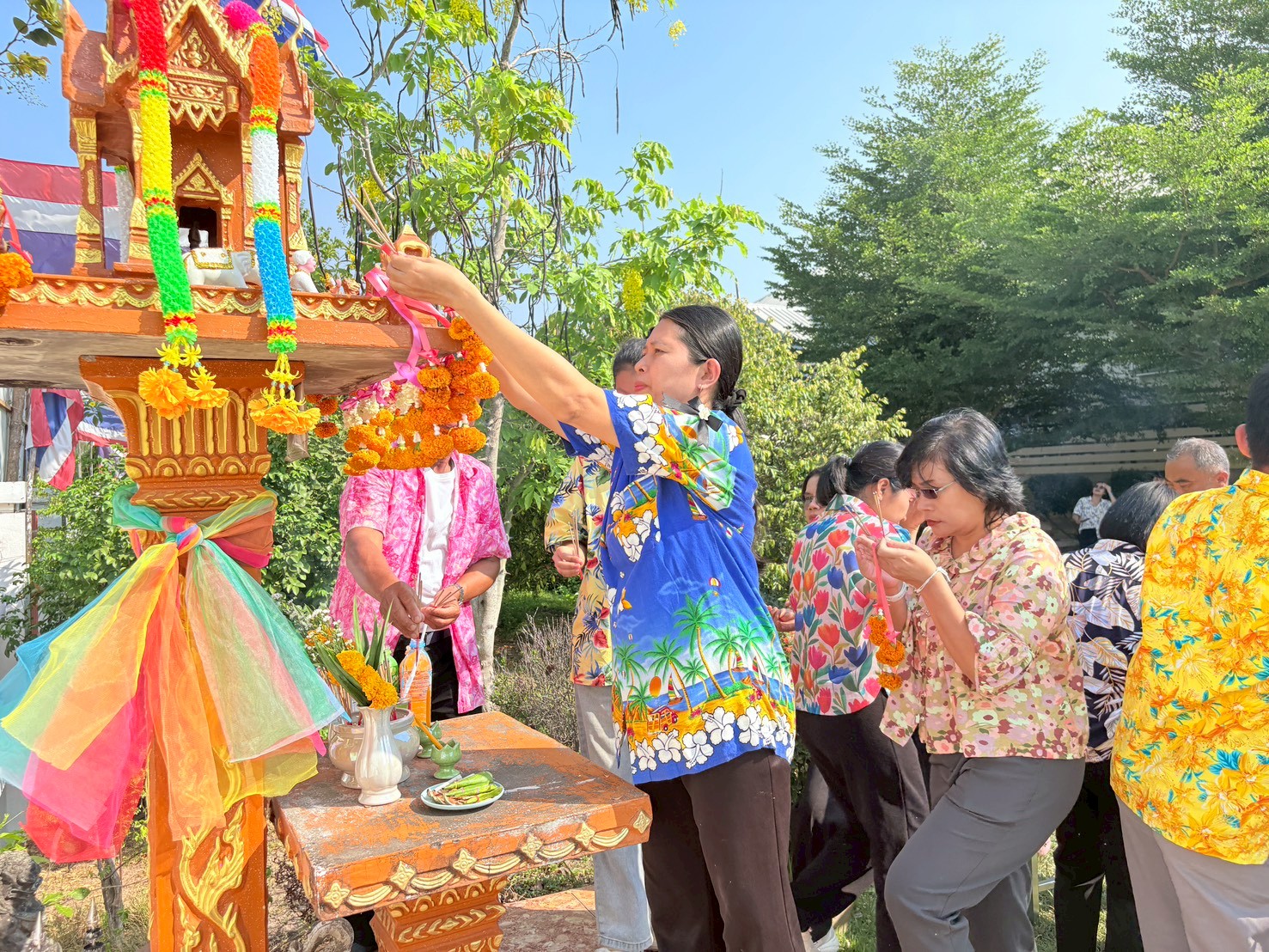 title - ส.ป.ก. ยโสธร จัดพิธีเจริญพระพุทธมนต์ทำบุญถวายภัตตาหารเพลแด่พระสงฆ์ พิธีสักการะศาลเจ้าที่และสิ่งศักดิ์สิทธิ์ประจำสำนักงาน เนื่องในเทศกาลวันขึ้นปีใหม่ไทย